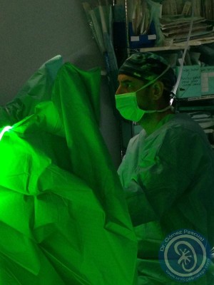 Doctor Gómez Pascual haciendo láser verde de prostata
