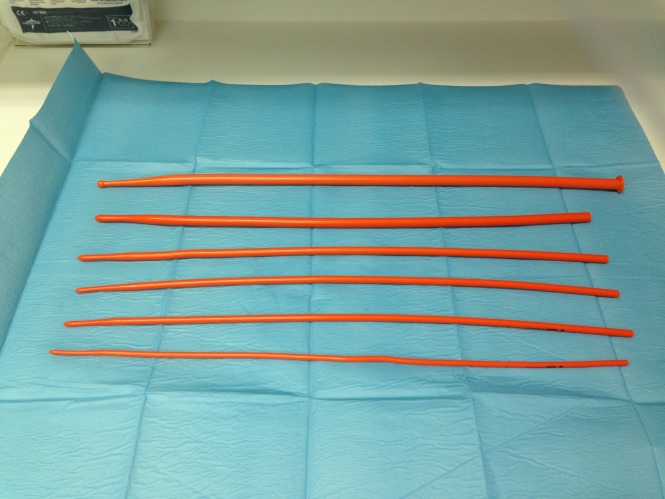 Set de dilatadores utilizados en la práctica clínica habitual. Observemos los dilatadores de menor a mayor calibre que serán introducidos en la uretra del paciente
