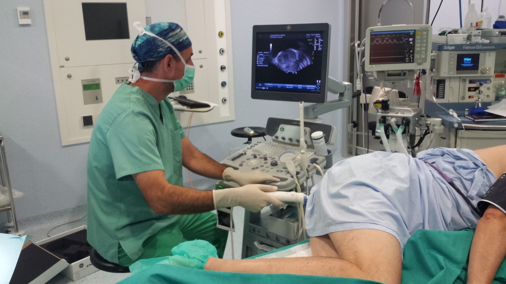 El doctor Gómez Pascual realizando una biopsia de próstata ecodirigida 