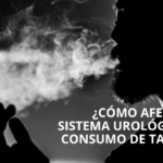 Hombre fumando en la sombras