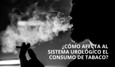 Hombre fumando en la sombras