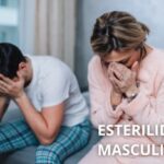 Pareja de hombre y mujer, sentados en la cama con las manos en la cara