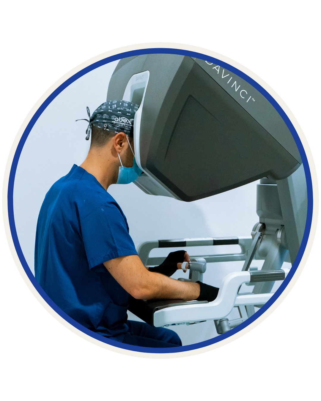 Médico operando con robot Da Vinci Xi